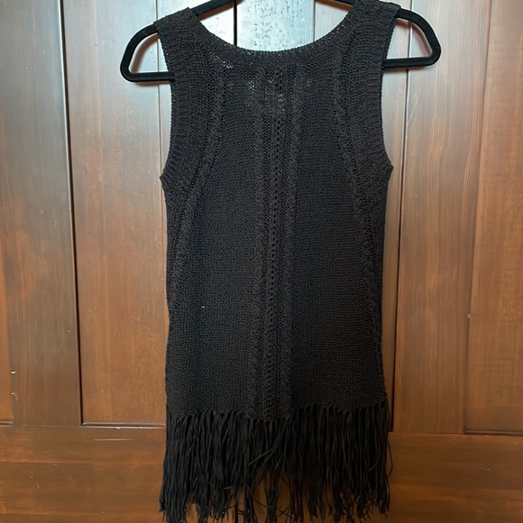 Scoop NYC sleeveless fringed knit sweater in black - Picture 6 of 11